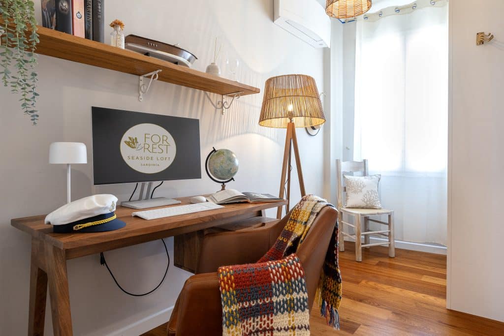 Private office room with 100 Mbps Wi-Fi, monitor, keyboard and natural light in an Alghero apartment, perfect for remote work and digital nomads in Sardinia. Stanza ufficio privata con Wi-Fi 100 Mbps, monitor, tastiera e luce naturale in appartamento ad Alghero, ideale per lavorare da remoto in Sardegna.