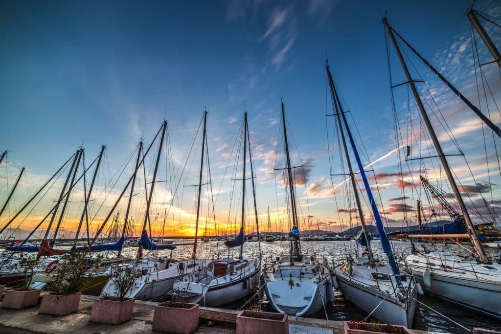 Sunset view of Alghero harbor with sailboats, just 8 minutes’ walk from ForRest Seaside Loft – perfect for evening walks or boat rentals in Sardinia. Vista del porto di Alghero al tramonto con barche a vela, a soli 8 minuti a piedi dal ForRest Seaside Loft – ideale per passeggiate serali o noleggio barche in Sardegna.